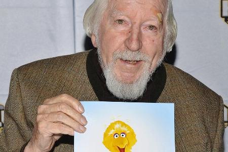 Caroll Spinney spielt den gelben Vogel Bibo in der Caroll Spinney spielt den gelben Vogel Bibo in der