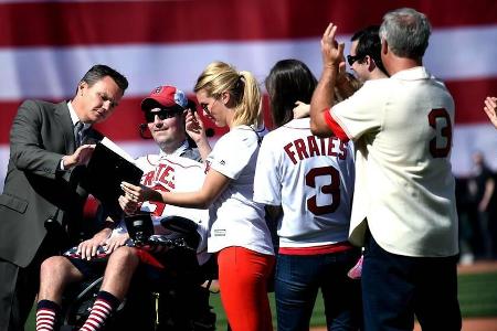 Pete Frates (2.v.l.) im Jahr 2015 Pete Frates (2.v.l.) im Jahr 2015