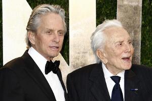 Michael Douglas gratuliert seinem Vater Kirk zum 103. Geburtstag