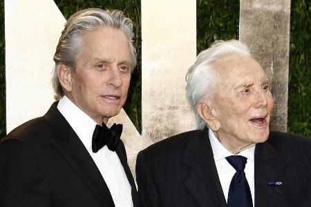 Michael (l.) und Kirk Douglas auf der Vanity Fair Oscar Party im Jahr 2012 Michael (l.) und Kirk Douglas auf der Vanity Fair Oscar Party im Jahr 2012