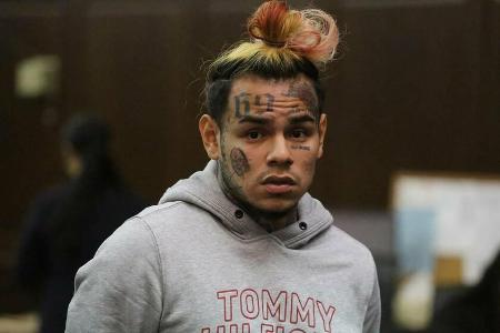 Tekashi 6ix9ine musste sich schon 2018 vor Gericht behaupten Tekashi 6ix9ine musste sich schon 2018 vor Gericht behaupten