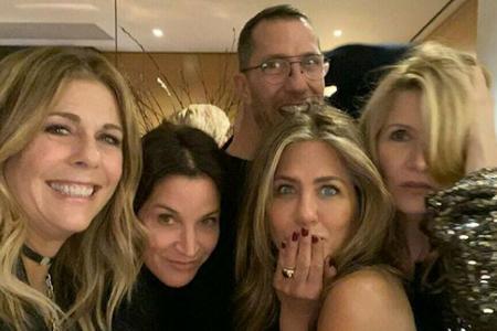 Jennifer Aniston (2.v.r.) zeigt ihre Weihnachtscrew Jennifer Aniston (2.v.r.) zeigt ihre Weihnachtscrew