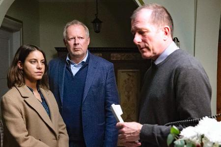 Tatort: Borowski und das Haus am Meer: Mila Sahin (Almila Bagriacik) und Borowski (Axel Milberg) mit Pastor Flemming (Martin... Tatort: Borowski und das Haus am Meer: Mila Sahin (Almila Bagriacik) und Borowski (Axel Milberg) mit Pastor Flemming (Martin...