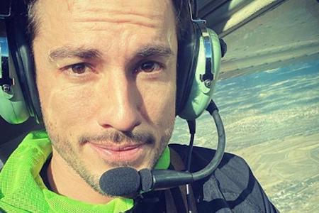 Michael Trevino im Propellerflugzeug Michael Trevino im Propellerflugzeug