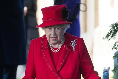 Queen Elizabeth II. wählte für ihr Weihnachts-Outfit ein sattes Rot Queen Elizabeth II. wählte für ihr Weihnachts-Outfit ein sattes Rot