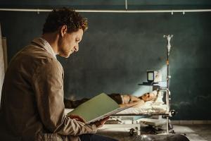 "Tatort: One Way Ticket": Wer spielt den BKA-Beamten im Gefängnis?