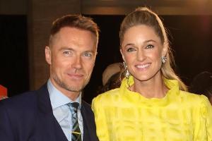 Storm Keating zeigt glücklich ihren Babybauch