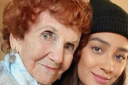 Zwei Generationen auf einem Bild: Shay Mitchell mit ihrer Oma Zwei Generationen auf einem Bild: Shay Mitchell mit ihrer Oma