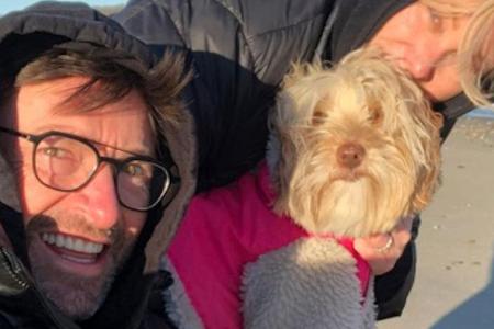 Hugh Jackman geht auch bei Eiseskälte an den Strand Hugh Jackman geht auch bei Eiseskälte an den Strand
