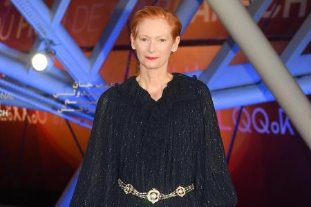 Tilda Swinton schimmerte mit dieser blauen Robe auf dem roten Teppich in Marrakesch Tilda Swinton schimmerte mit dieser blauen Robe auf dem roten Teppich in Marrakesch