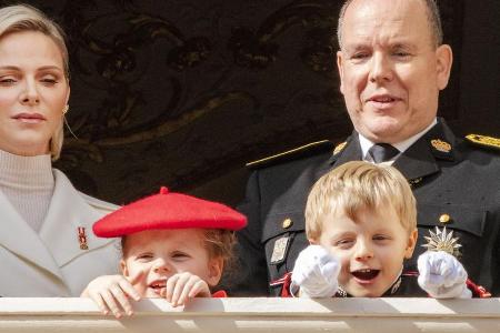 Das Fürstenpaar Albert II. und Charlène mit seinen Zwillingen Das Fürstenpaar Albert II. und Charlène mit seinen Zwillingen