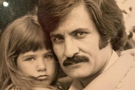 Jennifer Aniston als kleines Mädchen mit ihrem Vater John Aniston Jennifer Aniston als kleines Mädchen mit ihrem Vater John Aniston