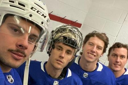 Justin Bieber mit Spielerin der Toronto Maple Leafs Justin Bieber mit Spielerin der Toronto Maple Leafs