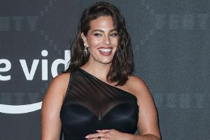 Ashley Graham posiert hochschwanger und nackt im Wald