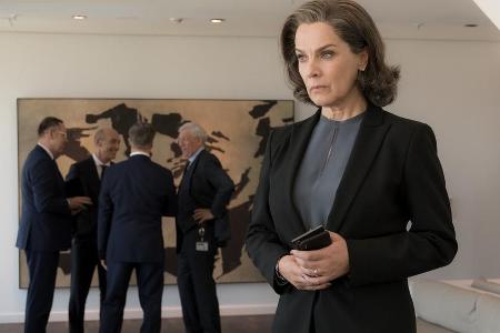 Christelle Leblanc (Désirée Nosbusch) sieht ihre Macht als Investmentchefin gefährdet. Christelle Leblanc (Désirée Nosbusch) sieht ihre Macht als Investmentchefin gefährdet.