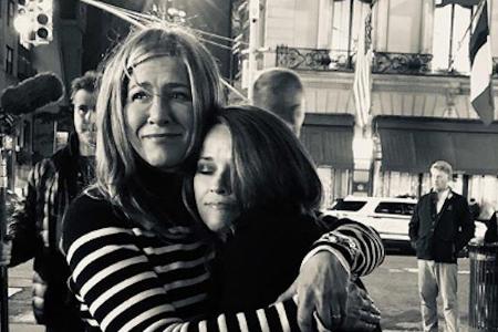 Große Umarmung für Jennifer Aniston: Reese Witherspoon am Set von Große Umarmung für Jennifer Aniston: Reese Witherspoon am Set von