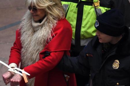 Jane Fonda wird mit gefesselten Händen abgeführt Jane Fonda wird mit gefesselten Händen abgeführt