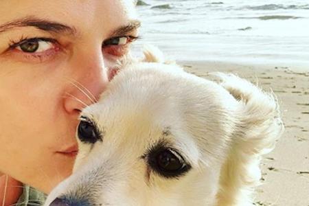Selma Blair und Hündin Pippa am Strand Selma Blair und Hündin Pippa am Strand