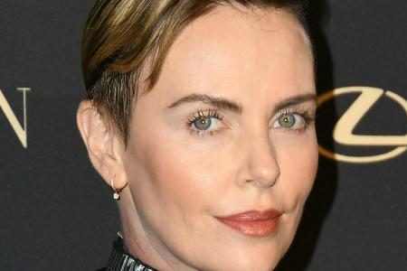 Charlize Theron geht offen mit ihrer heftigen Familiengeschichte um Charlize Theron geht offen mit ihrer heftigen Familiengeschichte um