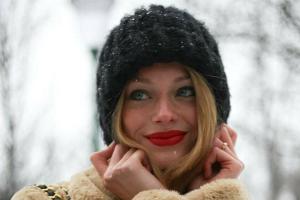 Stylische Winterfrisuren mit Mütze und Stirnband