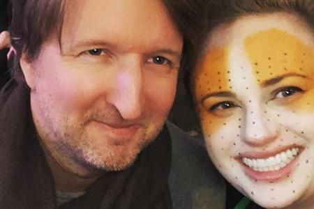 Rebel Wilson und Regisseur Tom Hooper am Filmset von Rebel Wilson und Regisseur Tom Hooper am Filmset von