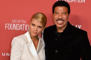 Lionel Richie taucht in Beauty-Tutorial von Tochter Sofia Richie auf