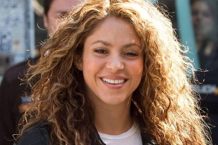 Shakira erscheint gut gelaunt vor dem Gericht in Madrid Shakira erscheint gut gelaunt vor dem Gericht in Madrid