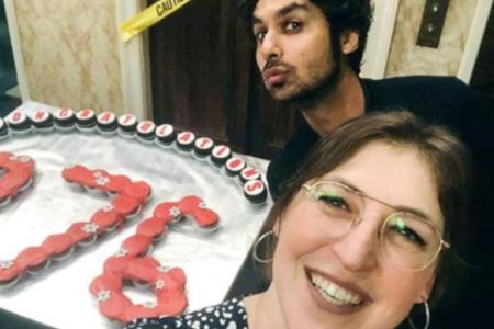Süßes Selfie von Mayim Bialik und Kunal Nayyar Süßes Selfie von Mayim Bialik und Kunal Nayyar