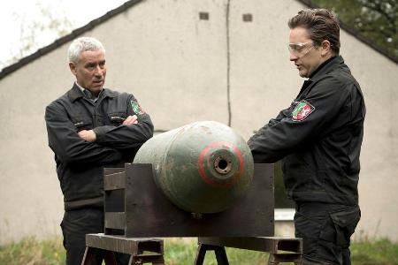 Joachim Maiwald (Adrian Topol, r.) will seinem Vater, Maiwald senior (Ralph Herforth, l.), sein Können an einer alten Bombe ... Joachim Maiwald (Adrian Topol, r.) will seinem Vater, Maiwald senior (Ralph Herforth, l.), sein Können an einer alten Bombe ...