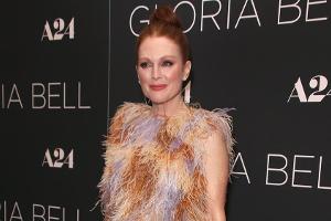 Julianne Moore bezaubert im Federkleid