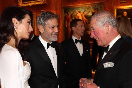 Amal und George Clooney mit Prinz Charles. Im Hintergrund: Benedict Cumberbatch Amal und George Clooney mit Prinz Charles. Im Hintergrund: Benedict Cumberbatch