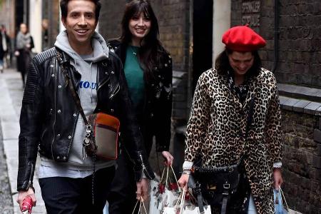 Moderator Nick Grimshaw (34) und die Models Daisy Lowe (30) und Pixie Geldof (28, r.) haben kräftig eingekauft. Ob sie wohl ... Moderator Nick Grimshaw (34) und die Models Daisy Lowe (30) und Pixie Geldof (28, r.) haben kräftig eingekauft. Ob sie wohl ...
