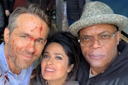 Ryan Reynolds (links) posiert mit Salma Hayek und Samuel L. Jackson am Set von Ryan Reynolds (links) posiert mit Salma Hayek und Samuel L. Jackson am Set von