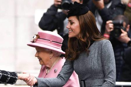 Herzogin Kate ist erstmals alleine mit Queen Elizabeth II. unterwegs Herzogin Kate ist erstmals alleine mit Queen Elizabeth II. unterwegs