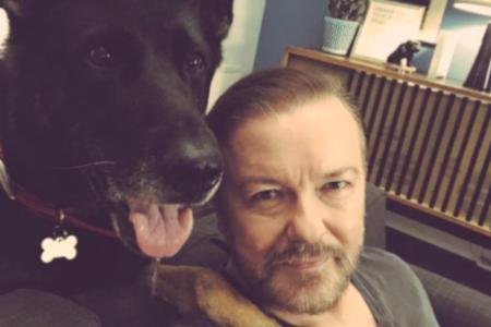 Ricky Gervais mit dem Serien-Hund aus Ricky Gervais mit dem Serien-Hund aus