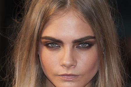 Auch Topmodel Cara Delevingne schwört auf Balayage und setzt mit blonden Highlights Akzente. Auch Topmodel Cara Delevingne schwört auf Balayage und setzt mit blonden Highlights Akzente.
