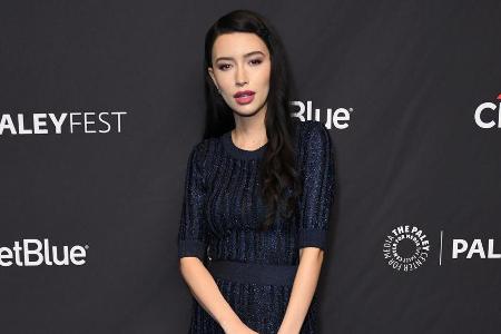 Christian Serratos im Dress mit sexy Beinschlitz Christian Serratos im Dress mit sexy Beinschlitz