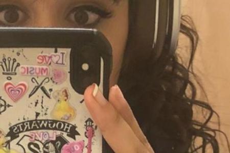 Die frischgebackene 22-jährige Camila Cabello präsentierte via Instagram eine doch eher kindische Handyhülle Die frischgebackene 22-jährige Camila Cabello präsentierte via Instagram eine doch eher kindische Handyhülle