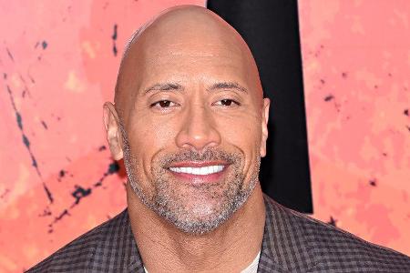 Dwayne Johnson überrascht seinen Vater am Telefon mit einer großzügigen Geste Dwayne Johnson überrascht seinen Vater am Telefon mit einer großzügigen Geste