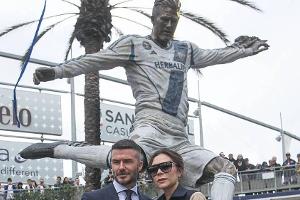 David Beckham: Stolz präsentiert der Ex-Kicker seine neue Statue