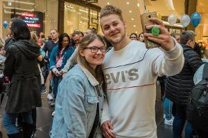 Dschungelcamp-Star Felix van Deventer nimmt sich Zeit für seine Fans