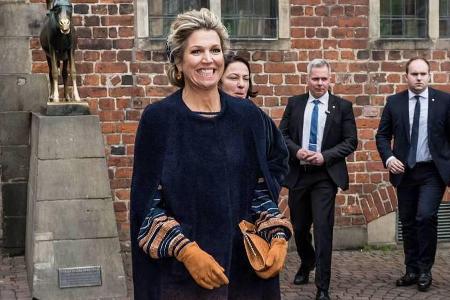 Königin Máxima begeistert in Navy und Bronze Königin Máxima begeistert in Navy und Bronze