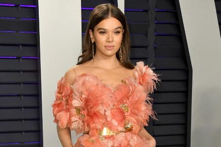 Schauspielerin Hailee Steinfeld bei der Vanity Fair Oscar Party in einem Kleid in Koralle Schauspielerin Hailee Steinfeld bei der Vanity Fair Oscar Party in einem Kleid in Koralle