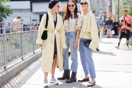 Fester Bestandteil des aktuellen Lifestyles: Sneaker. Hier an den Füßen von Bloggerin Caro Daur (li.) am Rande der New York ... Fester Bestandteil des aktuellen Lifestyles: Sneaker. Hier an den Füßen von Bloggerin Caro Daur (li.) am Rande der New York ...