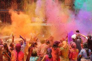 Frühlingsanfang auf Indisch: Farbexplosion beim Holi-Fest