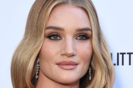 Auch ein Supermodel wie Rosie Huntington-Whiteley liegt mal daneben: Kayal und Augenbrauen sind nicht optimal Auch ein Supermodel wie Rosie Huntington-Whiteley liegt mal daneben: Kayal und Augenbrauen sind nicht optimal