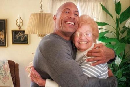 Dwayne Johnson umarmt lächelnd seine Tante Dorothy Dwayne Johnson umarmt lächelnd seine Tante Dorothy