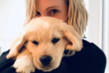 Rebel kuschelt mit Candice King Rebel kuschelt mit Candice King