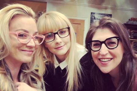 Kaley Cuoco (links) im Nerdlook: Hat sie sich das von ihren Co-Stars Mayim Bialik (rechts) und Melissa Rauch abgeguckt? Kaley Cuoco (links) im Nerdlook: Hat sie sich das von ihren Co-Stars Mayim Bialik (rechts) und Melissa Rauch abgeguckt?