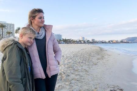 Jennifer Matthias und ihr Sohn Leon am Strand von Mallorca Jennifer Matthias und ihr Sohn Leon am Strand von Mallorca